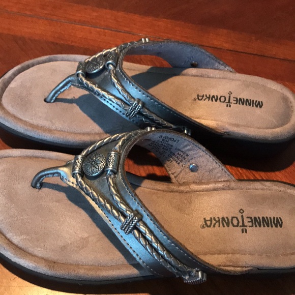 Minnetonka gray metallic leather thong sandals shoes size 6M - Picture 12 of 12